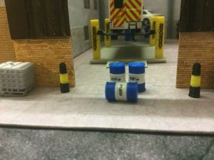 Shedring Hobbies Blue & White Oil Barrels (1:76) 12PCS